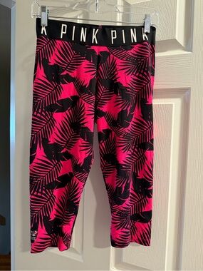 PINK Victoria's Secret woman’s Hot Pink & Black Palm Print Crop Leggings